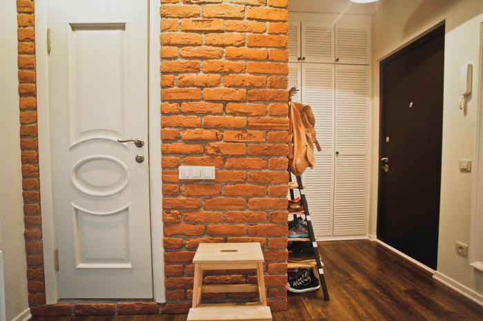 Декоративные кирпичики на стену в коридоре + фото