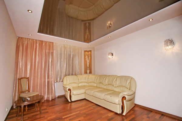 Дизайн потолков в зале с фото: натяжные, подвесные, потолки из гипсокартона