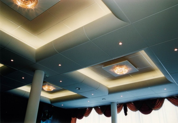 Дизайн потолков в зале с фото: натяжные, подвесные, потолки из гипсокартона