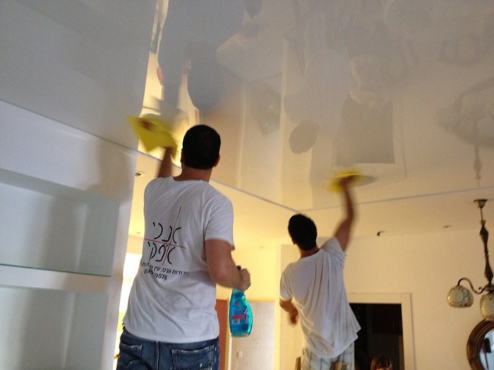 Как мыть натяжной глянцевый потолок
