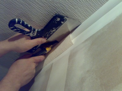 Как клеить бумажные обои на потолок