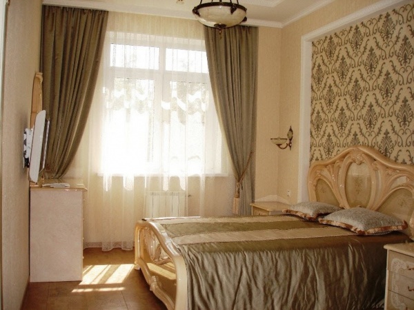 Интерьер спальни с комбинированными обоями