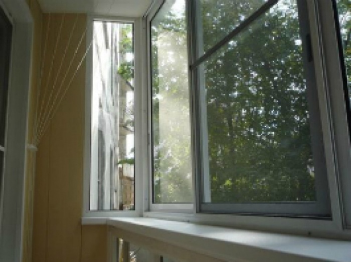 Москитные сетки на балконные окна