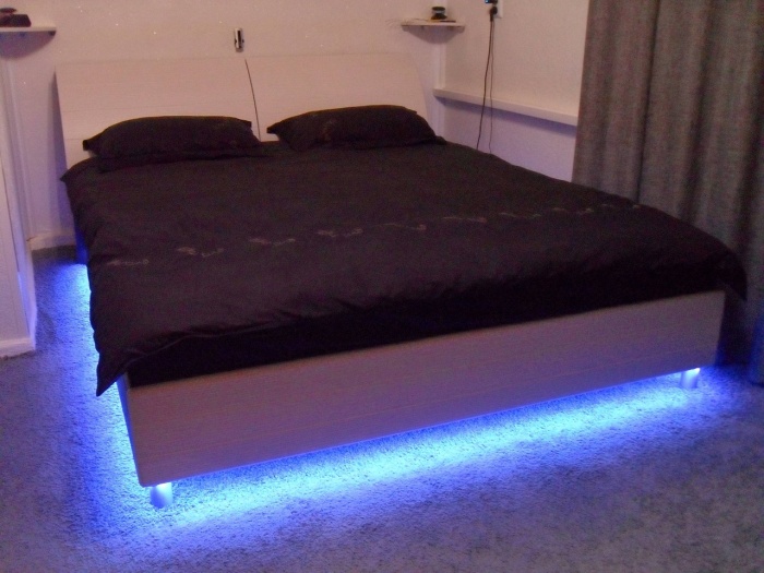 Настольные светильники для спальни + фото