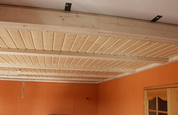 Подшивной потолок из гипсокартона и дерева своими руками