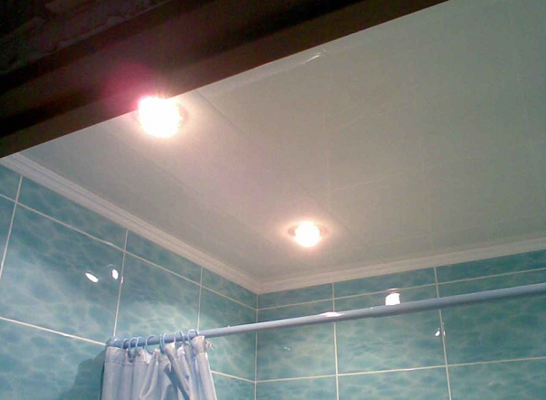 Потолок в ванной из панелей ПВХ