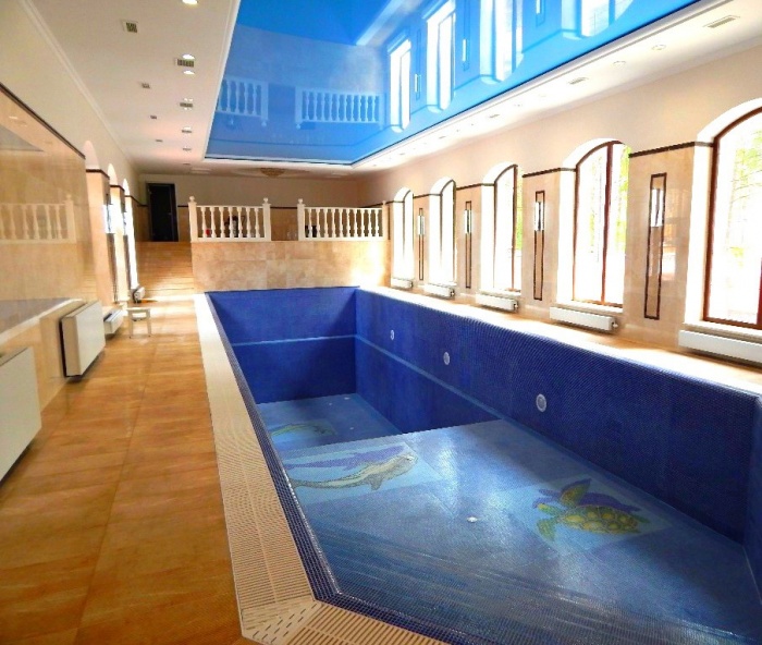 Дом с бассейном