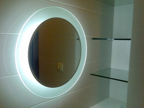 Зеркало с подсветкой для дизайна ванной комнаты + фото